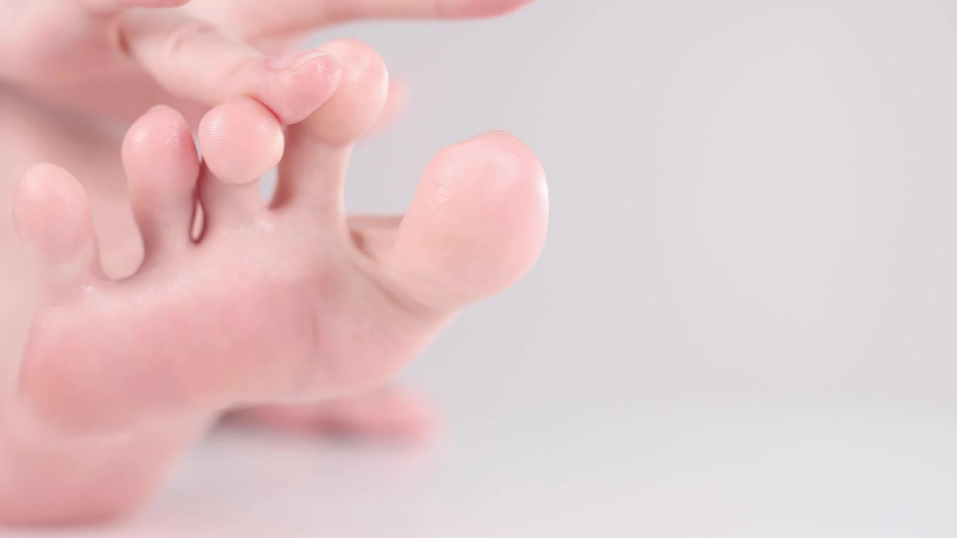 专业设备大起底:芝士好椰的充电视频为何能拍出“足膜ASMR”的神级效果?