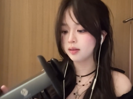椰椰拿铁的充电专属《黑天鹅》:吮吸触发音里的听觉平衡术